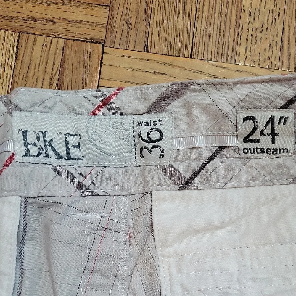 BKE Men's Plaid Cargo Shorts Gray and Red Size 36 - Picture 2 of 8